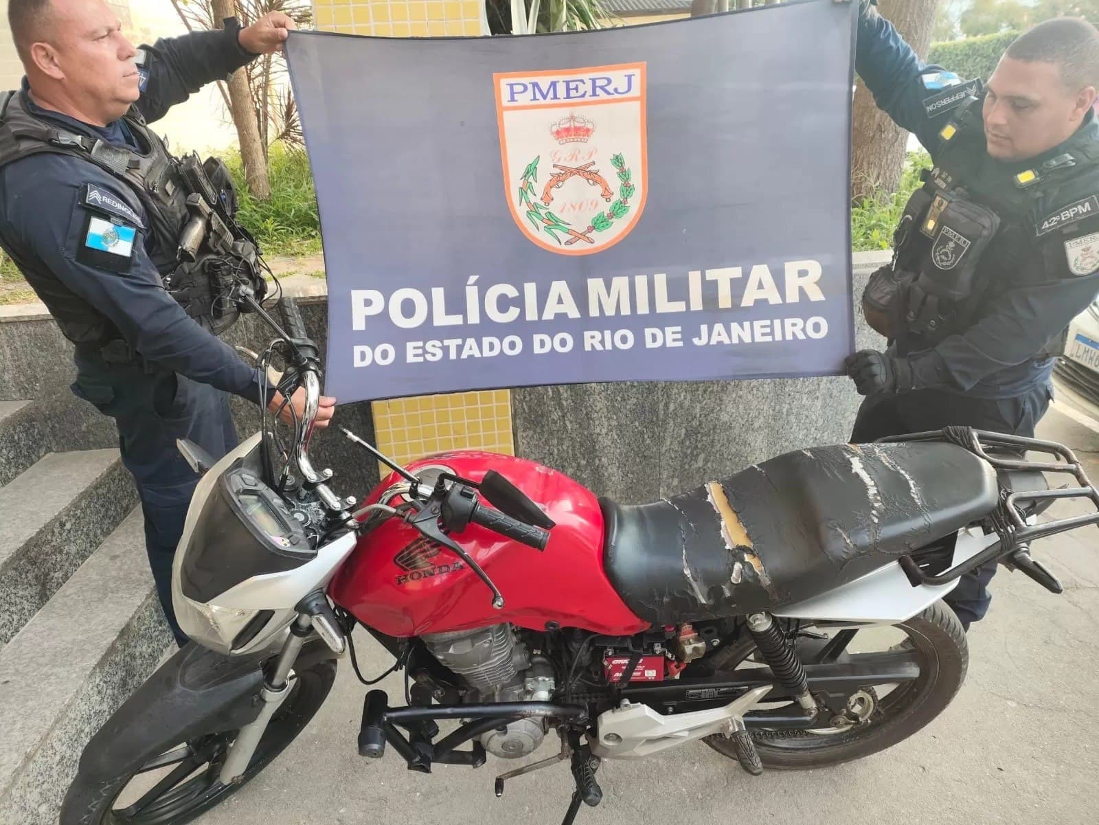 PM apreende moto clonada com registro de roubo em Araruama