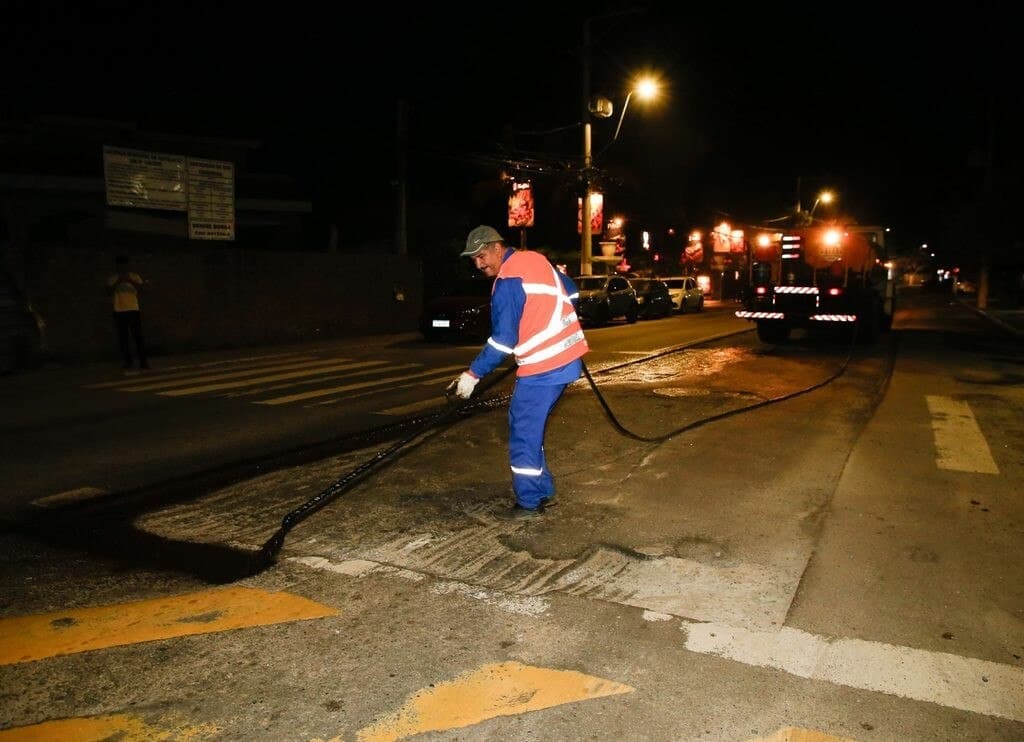Municipalidad de Búzios intensifica el asfalto en la Avenida José Bento Ribeiro Dantas, en Manguinhos