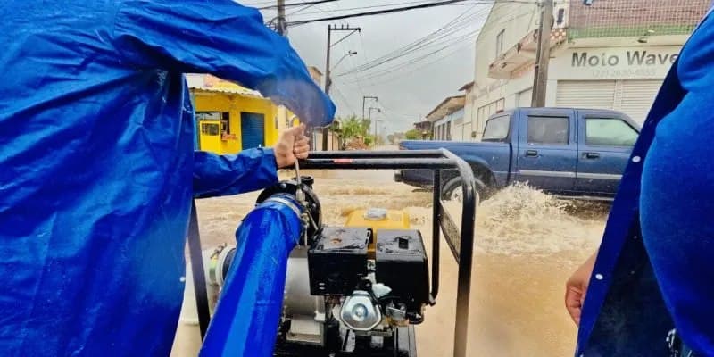 Cabo Frio mobiliza equipes e bombas contra alagamentos