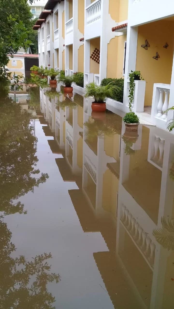 Inundaciones amenazan estructura de muro en condominio en Cabo Frío