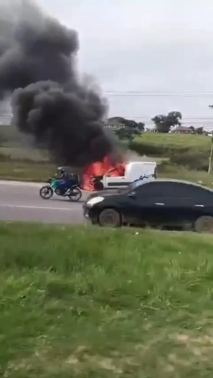 Carro pega fogo em rodovia movimentada de São Pedro da Aldeia