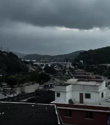 Tempo fecha na Região dos Lagos e INMET alerta para temporal, ventos fortes e granizo