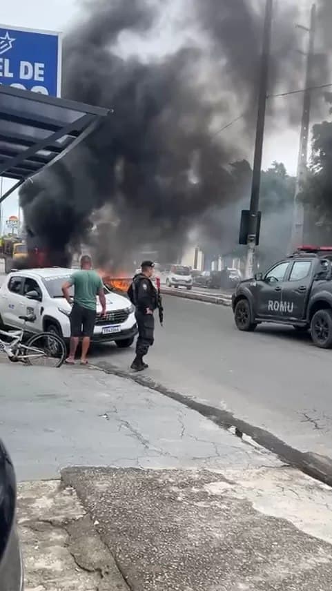 Moradores bloqueiam avenida com pneus incendiados para cobrar solução contra alagamentos em Cabo Frio