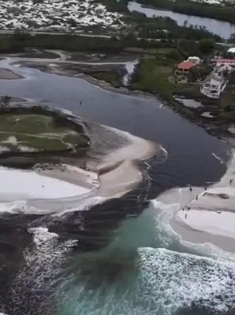 Inea investiga canal aberto entre lagoa e mar na Praia do Foguete