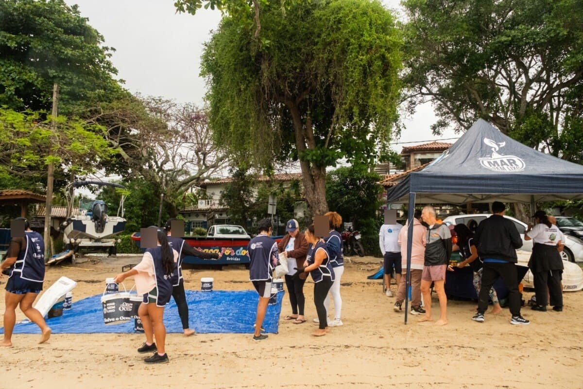 Ayuntamiento de Búzios y Projeto Mar Sem Lixo retiran 62 kilos de residuos de Praia dos Ossos