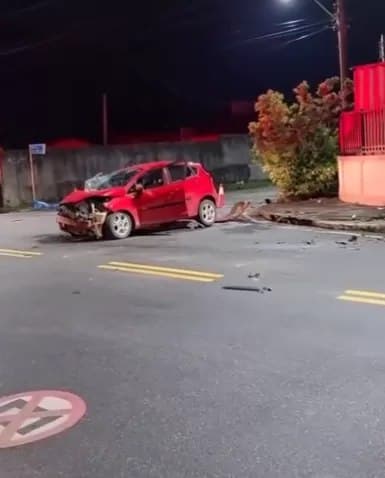 Coche con cuatro jóvenes choca contra un poste en Pontinha, en Araruama
