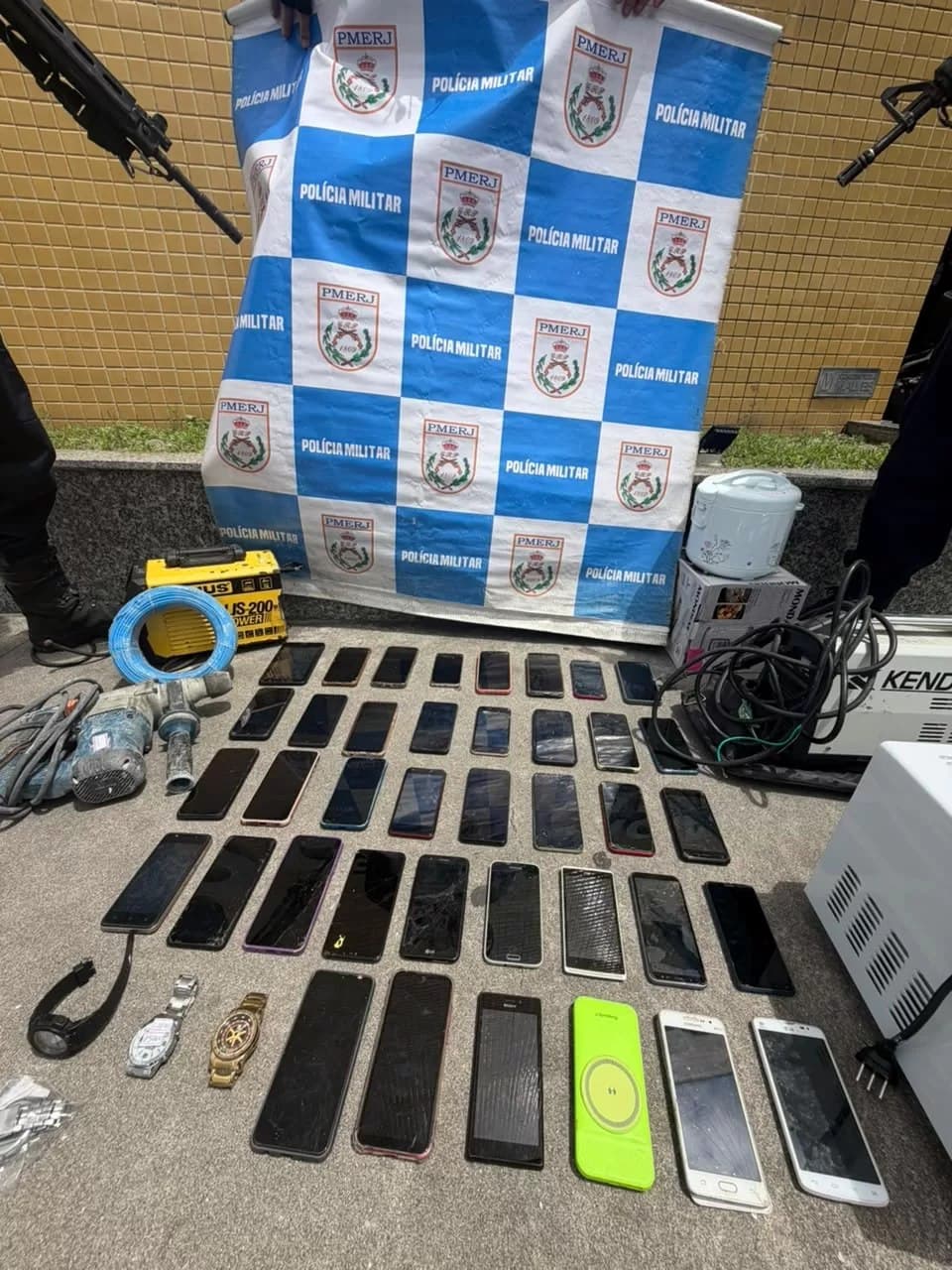 Woman is fined for reception with 38 cell phones in Cabo Frio commerce