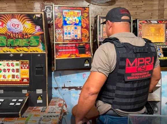 MPRJ incauta 12 máquinas tragamonedas en el Centro de Iguaba Grande