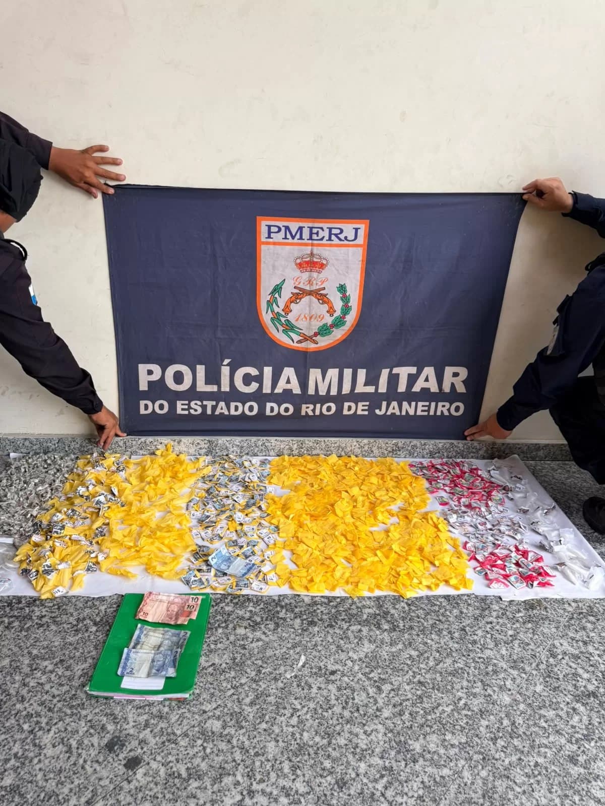 Dois presos e 2,1 kg de drogas apreendidos em Unamar, Cabo Frio