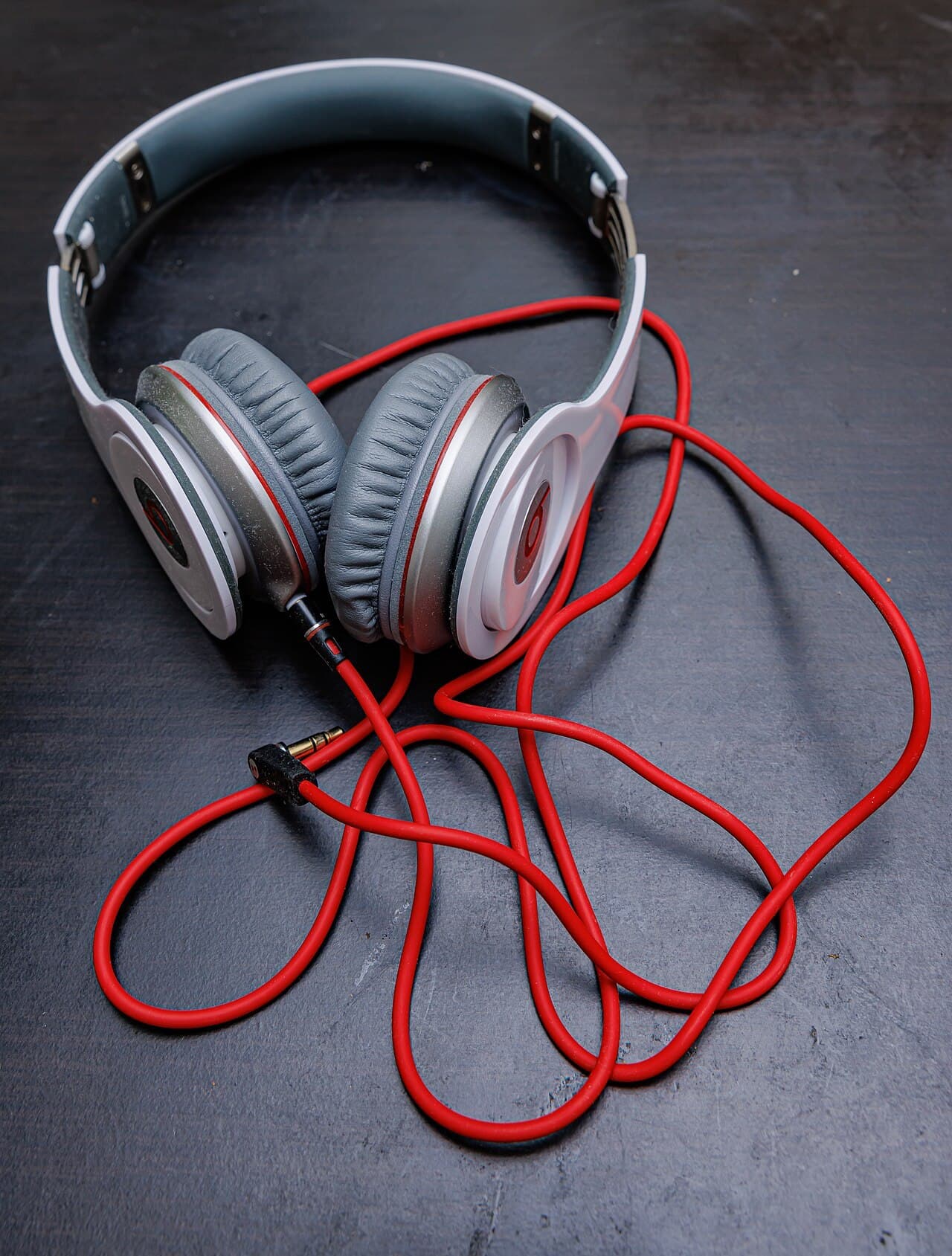 Apple lança Beats 360 com almofadas trocáveis e até 32 horas de bateria